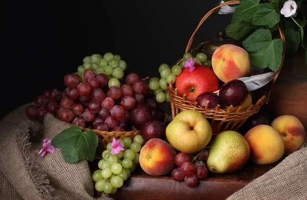 Verão Ainda Vida Estilo Retro Com Frutas Cestas Vime Serapilheira — Fotografia de Stock