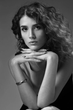 Stüdyo siyah beyaz güzel, üzgün esmer bir kızın portresi