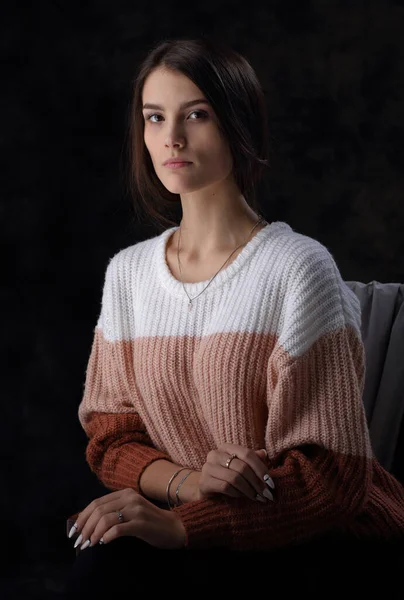 Retrato Estudio Una Hermosa Chica Delgada Sentada Una Silla Sobre — Foto de Stock
