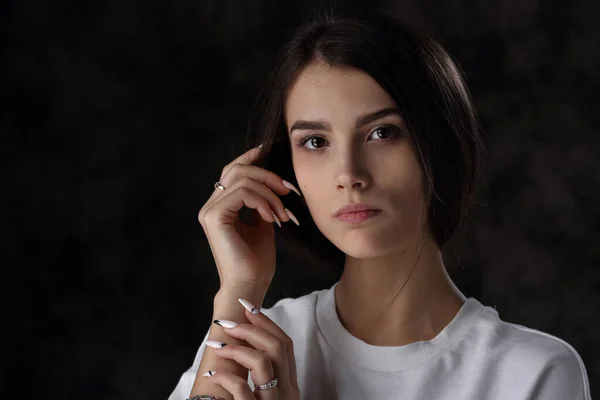 Estudio Retrato Cerca Una Hermosa Chica Suéter Blanco Sobre Fondo — Foto de Stock