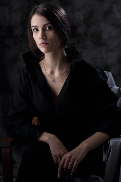 Retrato Estudio Una Hermosa Chica Delgada Sentada Una Silla Sobre — Foto de Stock