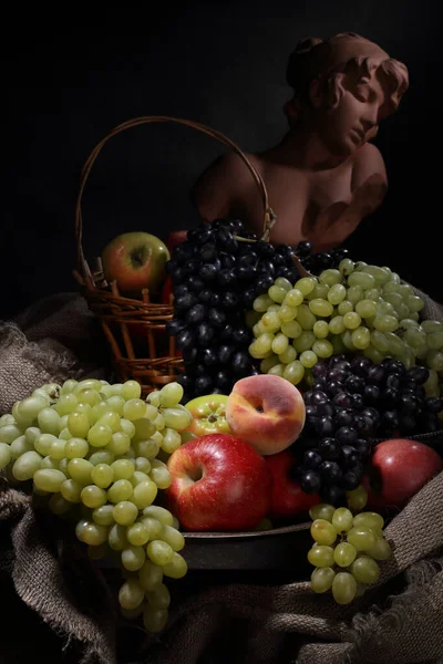 Nature Morte Dans Style Rétro Avec Des Raisins Des Pommes — Photo