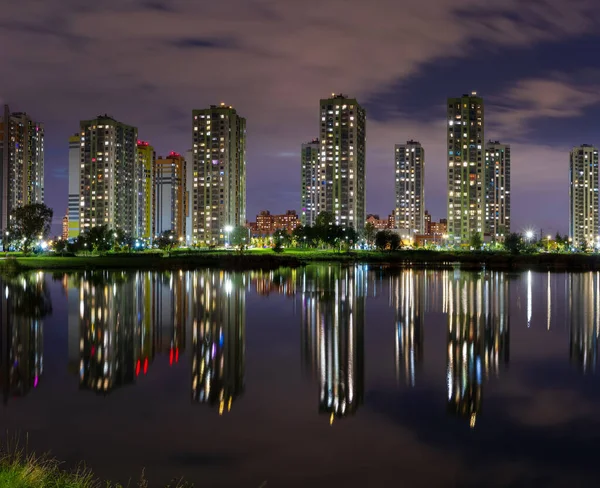 Nachtpanorama Met Moderne Huizen Met Reflectie Het Meer — Stockfoto
