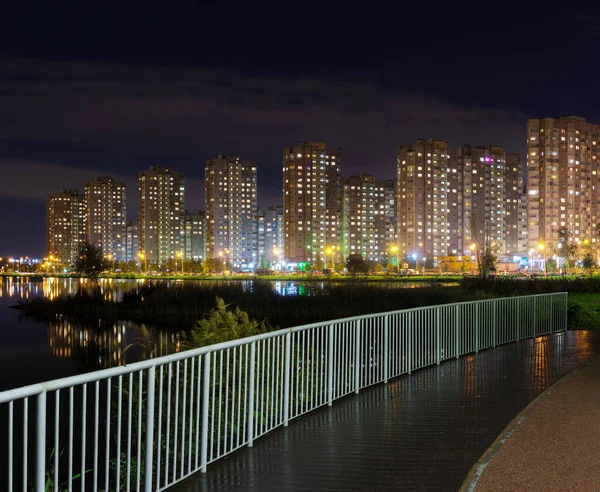 Noční Panorama Moderními Domy Odrazem Nad Jezerem — Stock fotografie