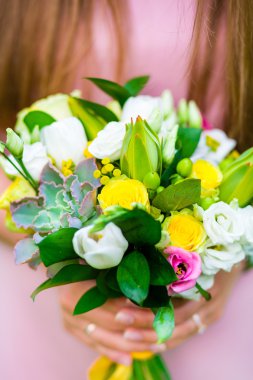 Kızın elinde taze gelin buketi