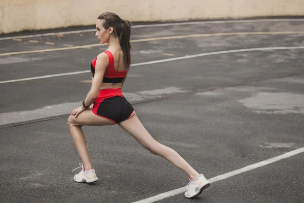 Deportiva chica calentando antes de una competencia — Foto de Stock