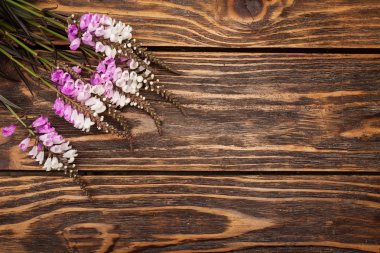 ahşap zemin üzerinde kır çiçekleri