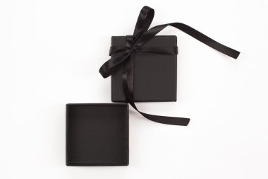 Beyaz arka plan üzerine açık mücevher kutusu