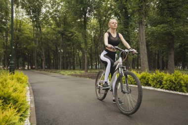 Bir kız bir bisiklet Bisiklet yolu ile gidiyor
