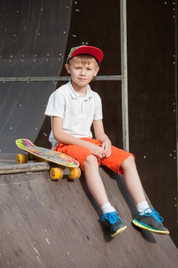 Bir kap içinde çocuk ile tahta oturur ve bir gülümseme ile görünüyor