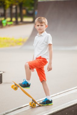 bir paten bıçak bir kaykay sürme çocuk