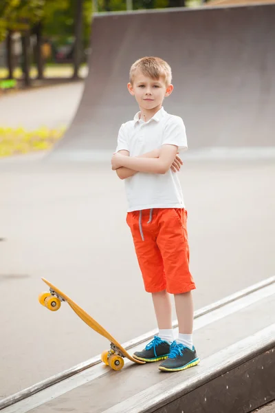 Ragazzo cavalcando su uno skateboard su una lama di skate — Foto Stock