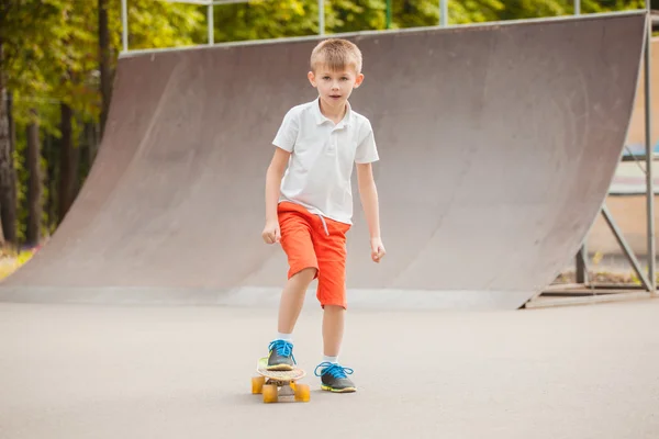 Ragazzo cavalcando su uno skateboard su una lama di skate — Foto Stock