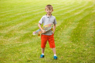 çocuk elinde bir kaykay ile ayakta