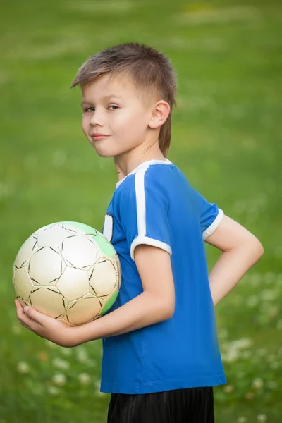 O jovem jogador ficou satisfeito com seu jogo é com a bola — Fotografia de Stock
