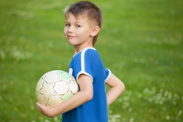 Молодой игрок был доволен своей игрой с мячом — стоковое фото