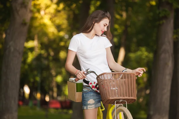 Bella ragazza in bicicletta esita — Foto Stock