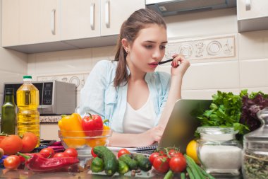 Güzel kız bir salata tarifi--dan laptop yazar.