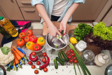 bir kase dilimlenmiş salatalık