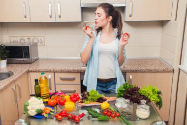 Kız ev mutfağında sebze ile eğleniyor