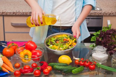 Zeytinyağlı salata bir genç kız Süsle