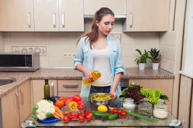 Zeytinyağlı salata bir genç kız Süsle