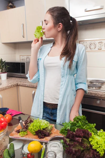 Mladá dívka během přípravy dietní salát jí salát — Stock fotografie