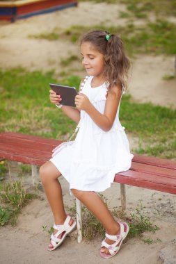 Sevimli küçük kız yürürken tablet kullanma
