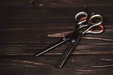 Ahşap arka plan üzerinde Shears Berber dükkanı