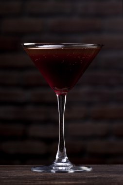 Ahşap bir masaüzerinde duran alkollü kokteyl . 