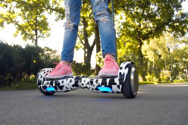 Kız ayakları üzerinde hover kurulu. Mini segway.