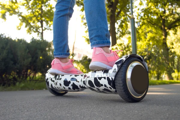 Dziewczyna stopy na pokładzie hover. Mini segway. — Zdjęcie stockowe