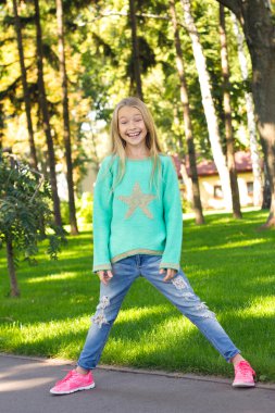 Küçük pozitif kız eğleniyor . O mutlu. . 