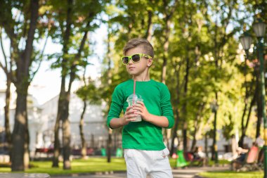 Elinde bir kokteyl tutan şık küçük Boy . 