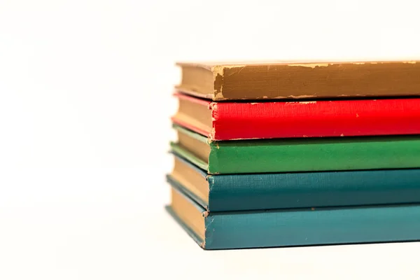 Montón de libros antiguos de colores aislados en blanco con camino de recorte Fotos De Stock