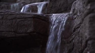 Dekoratif dağ dere. Kayaların üzerine suyu. Şelale.
