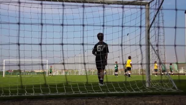 Děti hrající fotbal a běží — Stock video