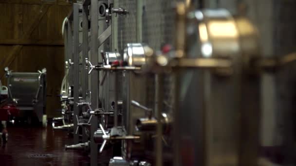 Винзавод, современный винный завод с новыми большими резервуарами для брожения — стоковое видео