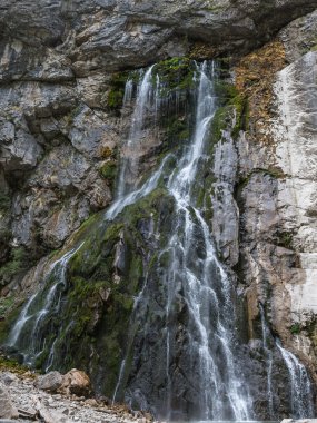 Kafkasların dağlarında şelale