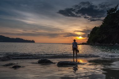 Deniz günbatımı ve kızın siluet