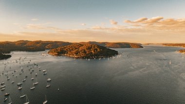 Bayview ve İskoçya adalarının hava manzarası, Kuzey Sahilleri, NSW, Avustralya. Hava Sahil Manzarası.