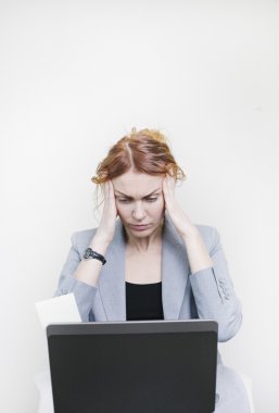 Onu laptop önünde oturan iş kadın vurguladı