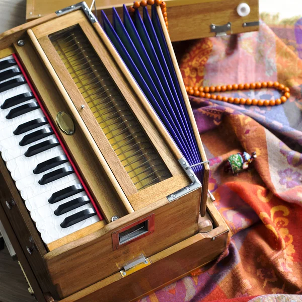 Harmonium indiano, um instrumento de teclado de madeira tradicional, close-up — Fotografia de Stock