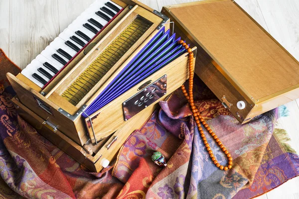 Indické harmonium, tradiční dřevěné klávesový nástroj, detail — Stock fotografie