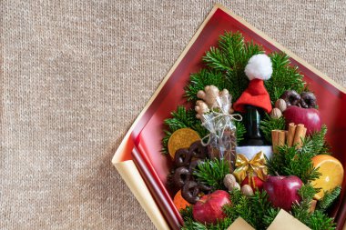 Sıcak şarap yapmak için malzemelerle dolu renkli bir Noel yemeği buketi, örgü arka plan, metin için fotokopi alanı