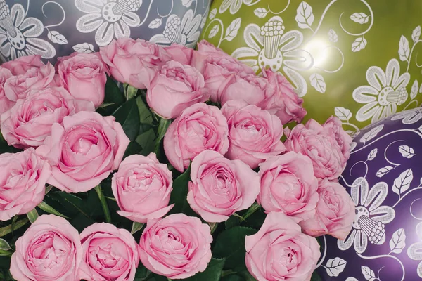 Kytice Jemných Růžových Růží Pestrobarevnými Vzorovanými Balónky — Stock fotografie