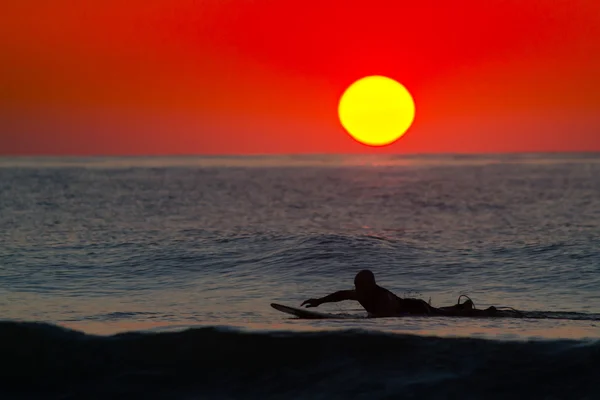 Ocean City Sunrise Com Surfista — Fotografia de Stock