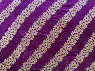 Derin mor ipek kumaşın dikey sarmaşık kenarı, ince dokusunu ve zarif işçiliğini vurguluyor..