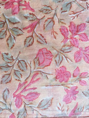 Yumuşak gri yapraklarla eşleştirilmiş zarif pembe çiçek motifleri pembe pamuk kumaşın üzerine bastırılır, ince bir klasik cazibe ve el yapımı cazibe eklenir..