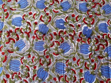 Mavi nilüfer çiçekleri, pembe küçük çiçekler ve yeşil yapraklar eşliğinde yeşil pamuk kumaşa basılmıştır.